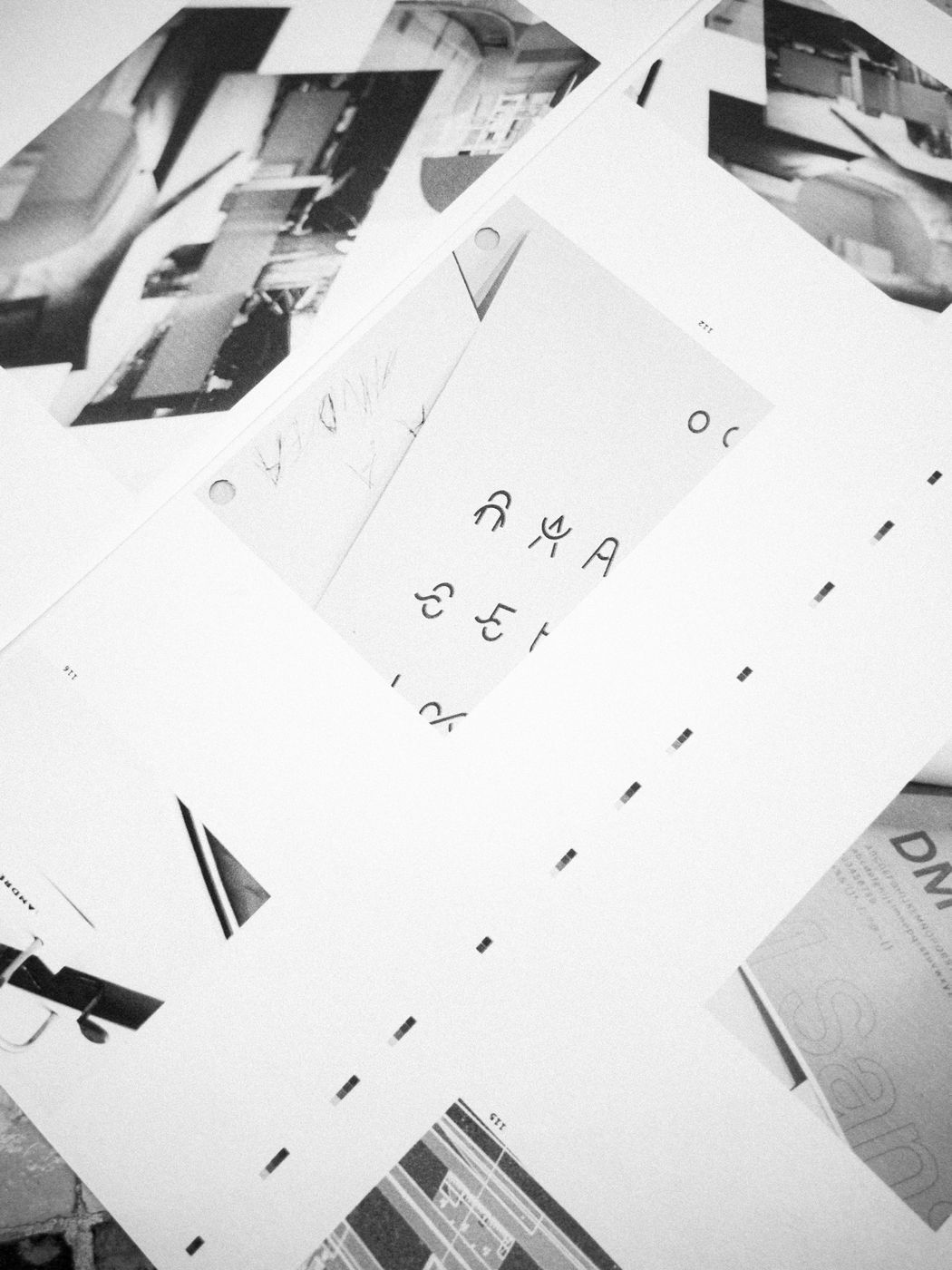 Photographies et esquisses en noir et blanc, avec une forme de papier découpée en triangle.